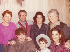 OB-IMG_0028%204%20ans%20avec%20maman%20papie%20antonio%20mamie%20esperanza%20et%20mamie%20roze%20%2C%20tonton%20didier%20et%20tatie%20marie.jpg